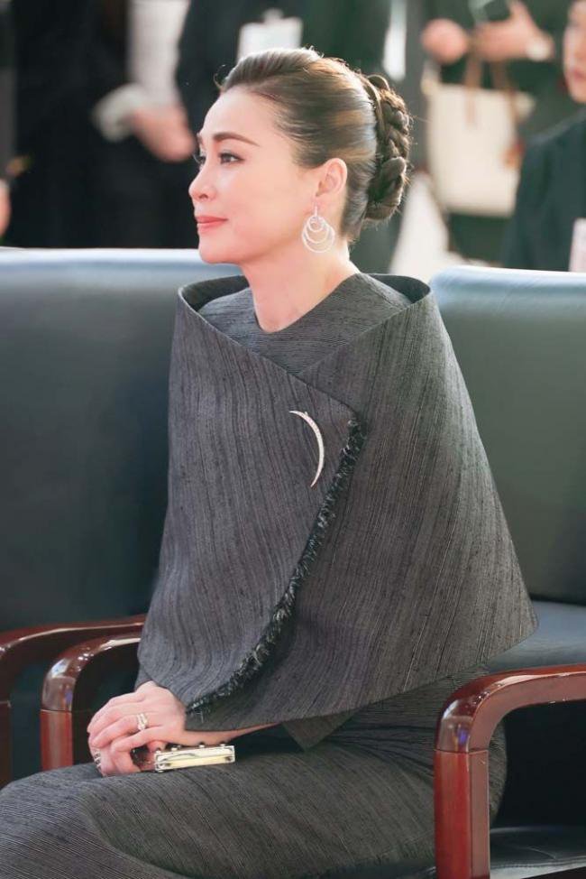 47岁泰王后惊艳北京航天城，泰丝套装很别致