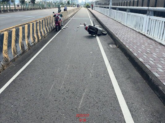 嘉义市忠孝路牛稠溪桥今上午发生2辆机车相撞，酿1死车祸。（警方提供）