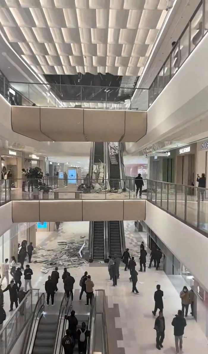 西安一商场发生吊顶脱落事故，三天前刚开业