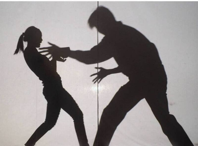 冯男涉嫌假借买手机诱拐女学生嘿咻，被桥头地院判刑。（情境照）