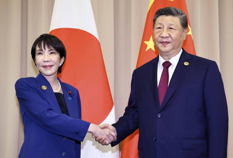 日本首相高市早苗（左）与中国国家主席习近平（右），甫于上月底在南韩庆州重申「战略互惠关系」，不料半个多月后，情况就发生180度大转变。（美联社档案照）