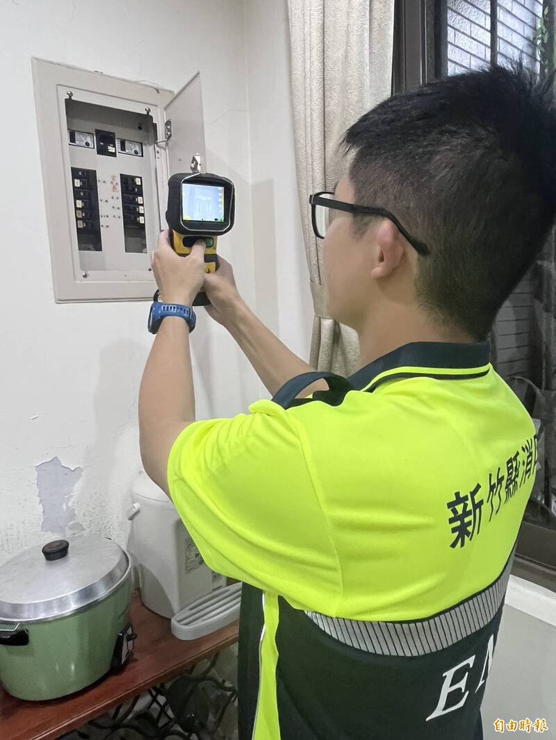 新竹县政府消防局对于有需要的家户，提供消防员带著红外线热像仪到宅，快速扫描检测配电盘、延长线、插座接点等，找出潜在过热与异常高温的风险点。（记者黄美珠摄）