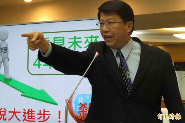 谢龙介再度杠上赖清德。（记者蔡文居摄）