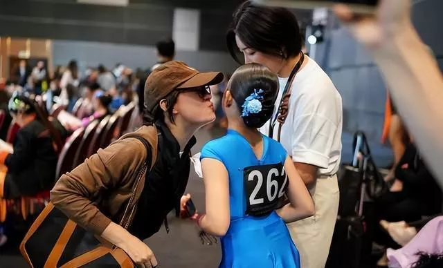 邓超46岁再创纪录，全家移民传闻早有真相揭秘