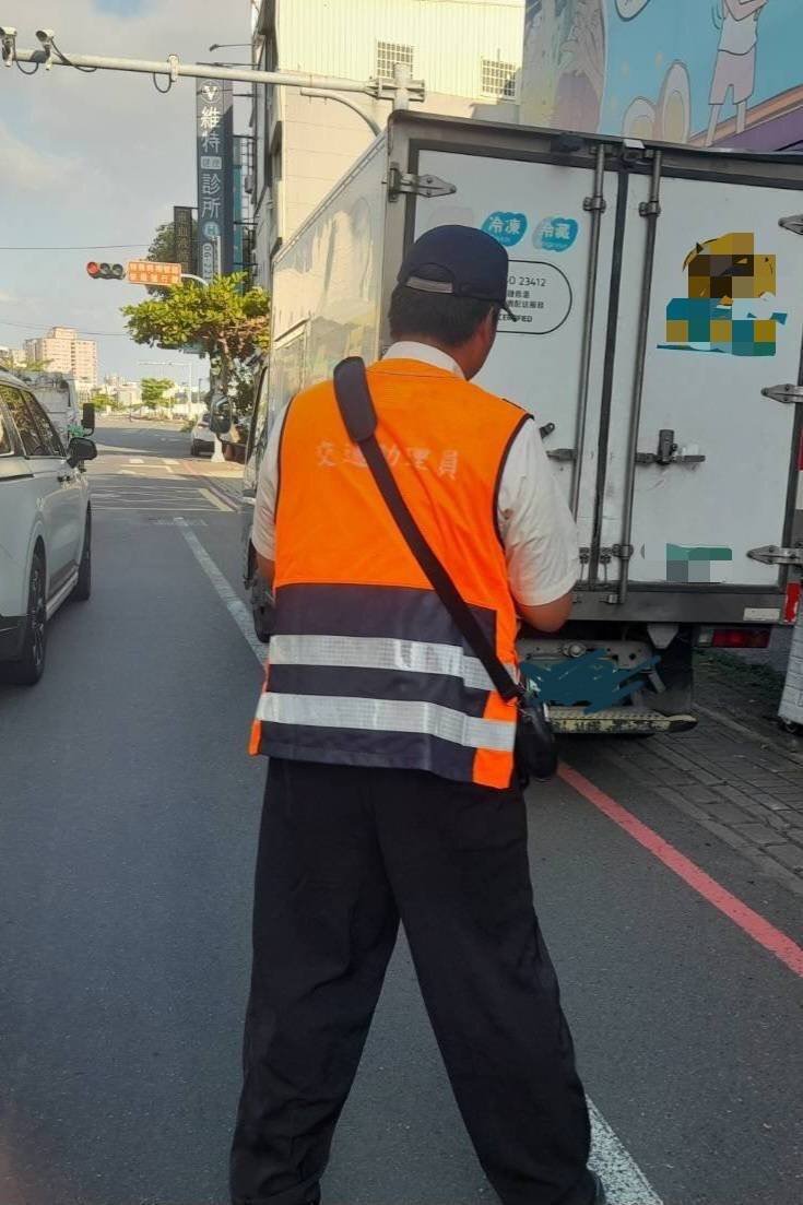 台南市府聘任交通助理员协助在户外取缔马路违规停车及疏导交通秩序。（民众提供）