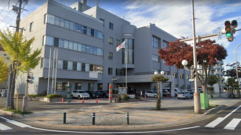 日本青森市1名男子，报案指称自己杀害了父母。图为青森警察署。（图撷自Google街景）