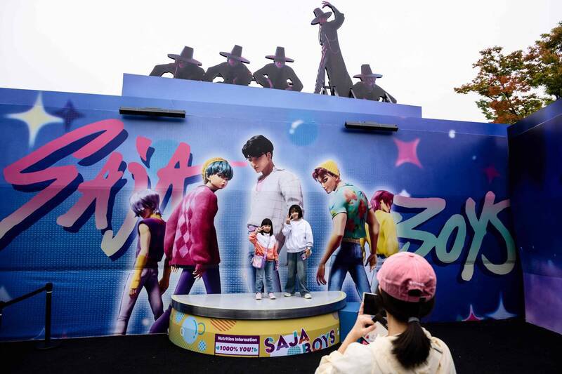 校方宣称，在地社区有一些成员，他们对于《Kpop猎魔女团》这部作品出现「恶魔」相关的主题、歌曲，感到「十分不舒服」，觉得会让与反上帝的势力跟象征良善的精神力量连结起来。示意图。（欧新社） 