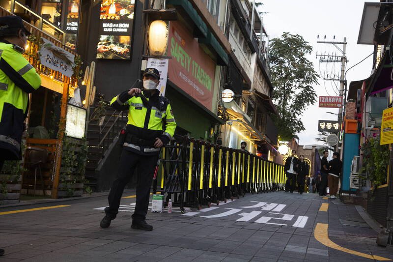 2024年韩国警方在其境内逮捕的外籍嫌犯中，中国籍嫌犯达1.6万人，占被捕外籍嫌犯的45.6%，图为韩国警方在街头巡逻警戒的画面。（欧新社）