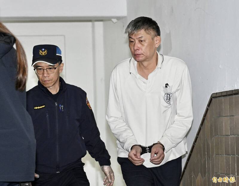 现役士官长吕芳契在法警戒护下进入法院应讯。（记者罗沛德摄）