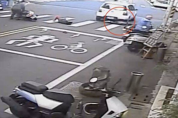 白色自小客车从后方追撞三辆正在停等红灯的机车，64岁高姓女骑士直接被辗过，当场无生命气息。（民众提供）