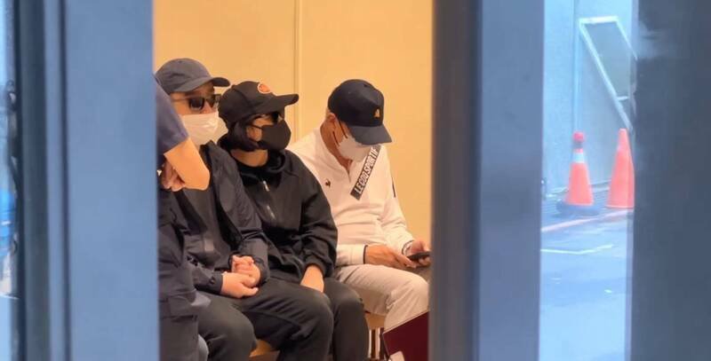 北市信义区豪宅双尸案，死者陈男父母（右、中）及胞弟偕同检警相验。（资料照）