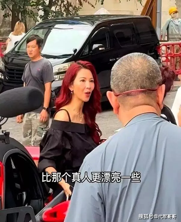 52岁蔡少芬近照曝光，脸垮不平，又瘦又老