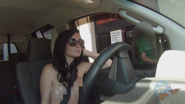 美国一名知名成人女星日前上身全裸开车至得来速点餐，全程摄影PO网。（撷取自Youtube）