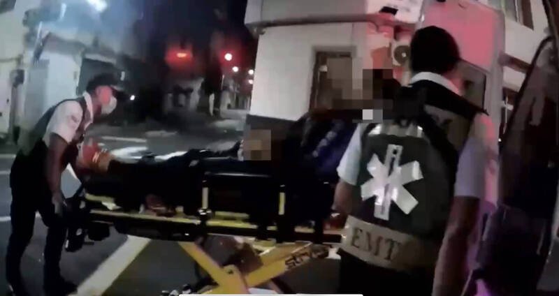 女骑士酒测超标、未让干线道车遭逮捕，警方先将她送医。（民众提供）