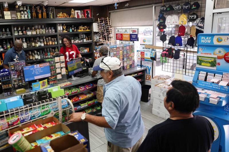 员工上班时心脏骤停倒地，正当同事与顾客全力抢救时，竟有男子假扮关心民众趁乱行窃，示意图。（法新社）