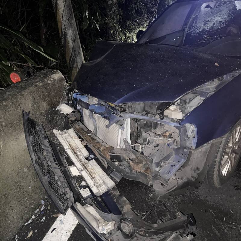 石碇派出所员警获报后立即赶到现场处理，发现陈男的轿车已经撞地车头全毁。（记者郑景议翻摄）