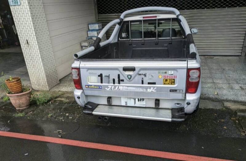 桃园市议员李光达抱怨，民众停在自家门口的车辆还被员警开单，根本就是抢钱。（李光达提供）