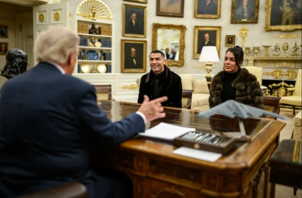 白宫公布C罗访白宫照片，与特朗普相谈甚欢