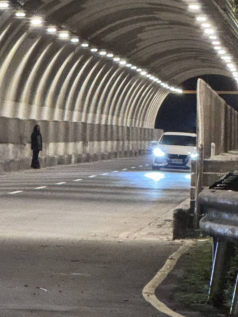 赖男骑车经基隆中山隧道，看到长发黑衣女站在道路受惊吓，引发网路「女鬼」热议；警方追查，岩女、李男与江男声称为拍灵异短片，基隆简易庭17日裁定3人各处罚锾5000元。（资料照）