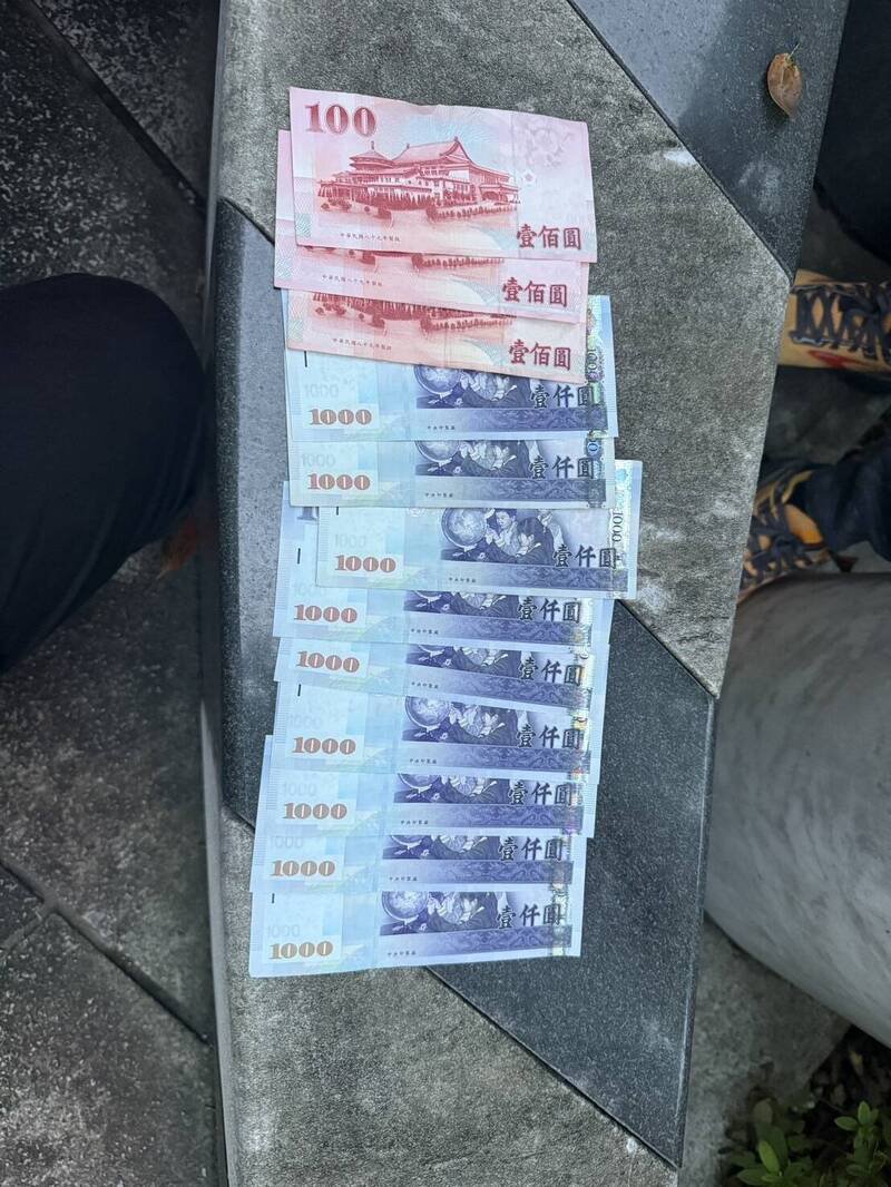 警方扣回9400元现金。（记者徐圣伦翻摄）
