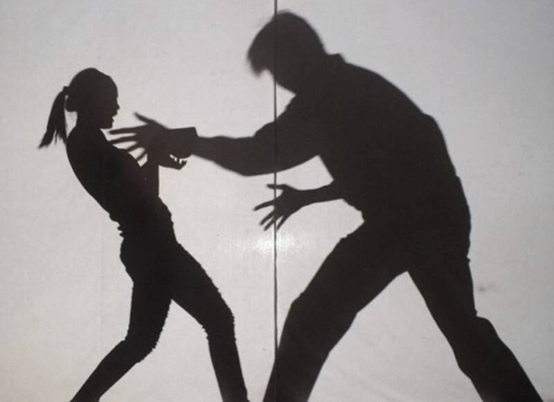 南韩娱乐公司高层性侵女子后将其丢在街上，导致女子左眼失明。（示意图）