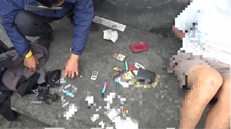 警方在车内搜出大批毒品吸食器。（警方提供）