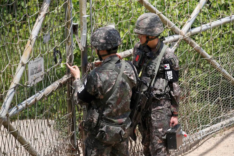 南韩士兵在两韩边境非军事区（DMZ）执行任务的资料照。（法新社）