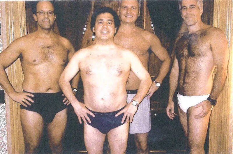 美国众院监督委员会释出的「生日簿」照片中，可见艾普斯坦（右）身穿白色内裤。（图／美国众院监督委员会）