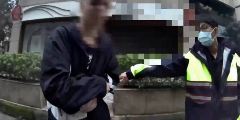 大安分局警方火速调阅监视器追查，已锁定这名涉案男子就是当天稍早处理的酒醉路倒男子。（记者郑景议翻摄）