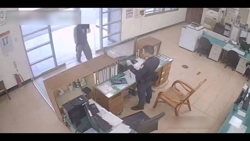 附近派出所监视器拍到刘姓男子前来问路。（警方提供）