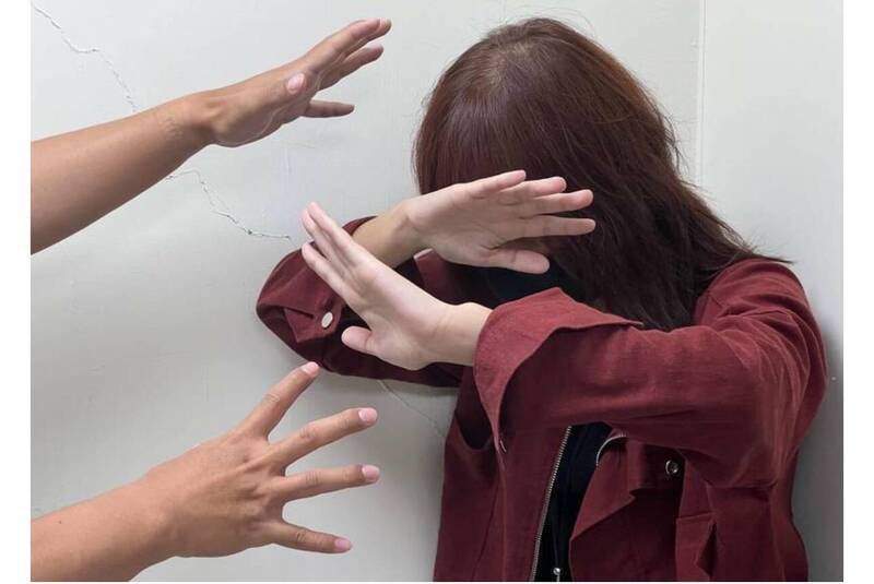 王男涉嫌指侵邻居，还说愿花钱外射、舔下体，经高雄高分院判刑后，不服上诉被驳回，全案落幕。（情境照）