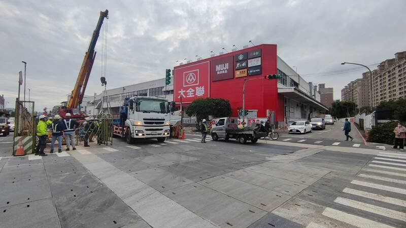 廖姓女子开车掉落8米深捷运工地，她是从大全联卖场购物，离去时却发生意外。（警方提供）