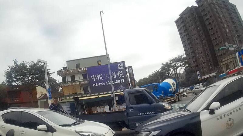 邱姓男子开白色轿车（左）停在龙安街近文中路口1小时多，阻碍交通，警方获报来处理，敲车窗叫醒邱男时见他还手握毒品。（桃园市警察局提供）