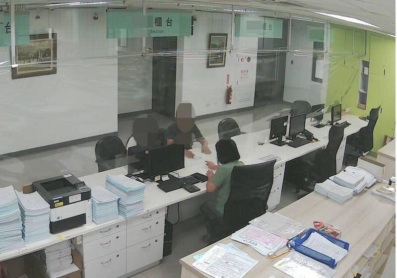 余姓负责人得知期货帐户被冻结赶紧抱钱偿还739万罚金。（记者黄佳琳翻摄）