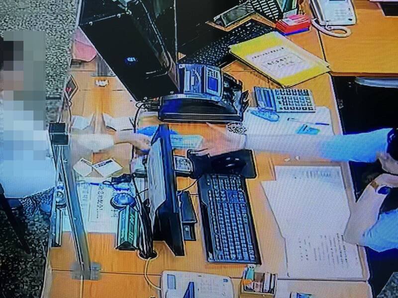 万男酒驾被罚8万5千元未缴，移送行政执行仅扣得帐户1396元，最后由万母出面缴清欠款。（行政执行署台南分署提供）