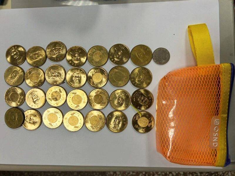 随机翻车怪盗窃取车厢零钱，提供买烟吃槟榔用。（马公警分局提供）