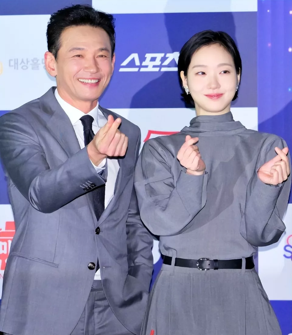 青龙奖红毯：玄彬面相变了，宋慧乔嫩的能掐出水