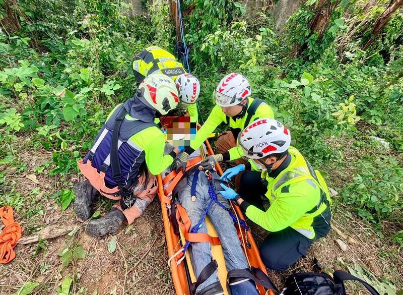 消防救护人员吊挂救出滑落边坡男子。（新竹市消防局提供）