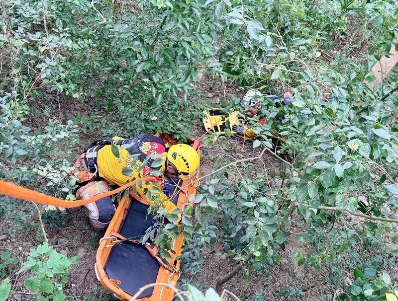 55岁男子工作时滑落新竹市香山区边坡10公尺深，消防救护人员吊挂救出。（新竹市消防局提供）