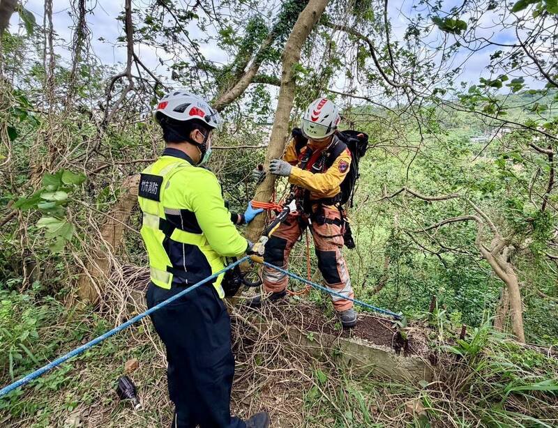 消防救护人员架绳救援。（新竹市消防局提供）