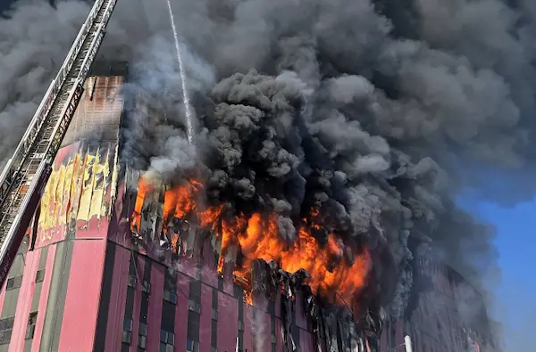 当地时间11月15日上午6时8分左右，衣恋集团(E-LAND)时尚物流中心发生火灾，消防人员持续进行灭火。