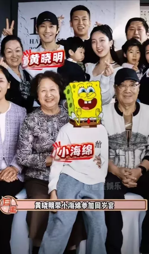 杨颖带小海绵和前婆婆聚餐，穿针织开衫烫大波浪很妩媚