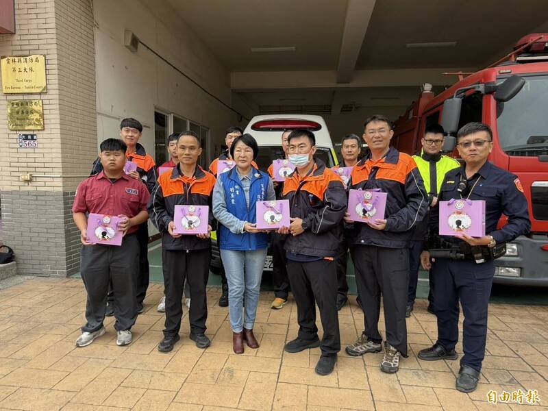 县府秘书刘玉霞得知警消暖心举动，前往慰问。（记者李文德摄）