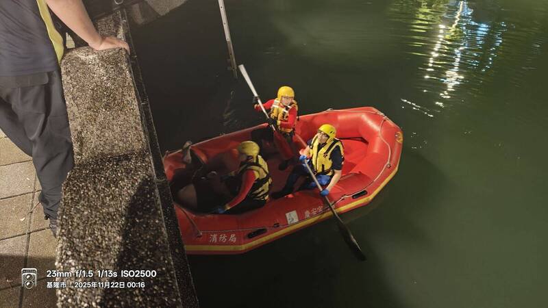 基隆市田寮河信一路河段昨天深夜发现1具浮尸，基隆市消防局出动7名队员，利用救生艇将浮尸打捞上岸。（记者林嘉东翻摄）