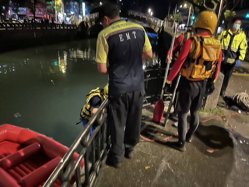 基隆市田寮河信一路河段昨天深夜发现1具浮尸，基隆市消防局出动7名队员，利用救生艇将浮尸打捞上岸。（记者林嘉东翻摄）