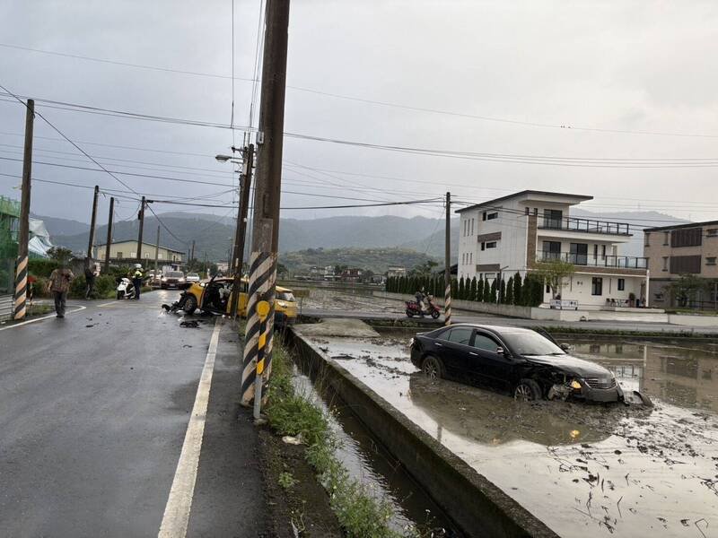 黑色轿车遭计程车拦腰撞上「犁田」。（民众提供）