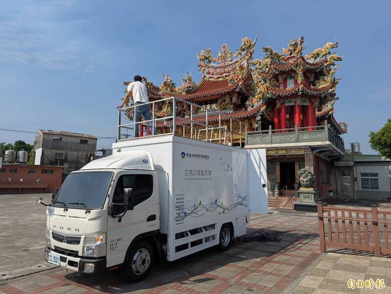 环保局出动空品监测车在后壁乌树林。（记者杨金城摄）