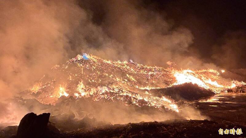 今天凌晨火烧高温到8、900度。（记者杨金城摄）