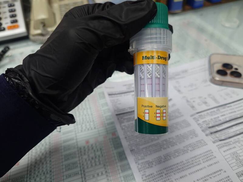 毒驾上路栽了！新竹市蔡姓男子吸毒开车遇临检，结果毒品唾筛呈三级毒品卡西酮类阳性。图为毒品唾液快筛剂。（新竹市警察局提供）