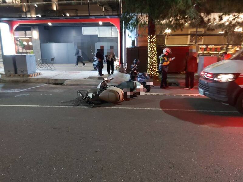 2辆机车发生车祸并引发伤害纠纷，警方到场了解情形。（民众提供）